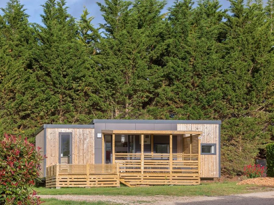 Camping Pas Cher vous présente avec son site Officiel campingpascher.fr, le Camping Village La Guyonniere classé 5 étoiles, situé sur la commune de Saint Julien Des Landes dans le département Vendée (Pays De La Loire) en France. Le camping Village La Guyonniere, vous présente un hébergement de type mobil-home de 35 m² et télévision. Le camping Village La Guyonniere vous propose du jeudi 04 juin au jeudi 11 juin 2026 avec un DÉPART DEMAIN pour 7 nuits à 770€. Cette location propose 18 dates différentes pour réserver votre séjour. Découvrez également les 26 autres gammes d'hébergements du camping. Les Avis clients pour le Camping Village La Guyonniere sont excellents avec une note moyenne de 8 sur 10. Parc aquatique, Piscine couverte, Piscine extérieure, Animation enfants, Animations familiales, Club enfants, Aire de jeux enfants, Court de tennis, Flipper, Piscine, Pétanque, Structure gonflable enfants, Terrain de basketball, Terrain de football, Terrain de volley-ball, Terrain multisports, Bar, Dépôt de pain, Restaurant, Snack/Bar, Épicerie,... En savoir plus : cliquez-ICI.