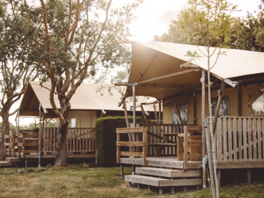 Camping Pas Cher vous présente avec son site Officiel campingpascher.fr, le Camping Village La Guyonniere classé 5 étoiles, situé sur la commune de Saint Julien Des Landes dans le département Vendée (Pays De La Loire) en France. Le camping Village La Guyonniere vous propose un hébergement de type tente en toile et bois de 40 m² pour 7 personnes. Cet hébergement propose plus de 26 dates différentes pour réserver ! Pour dévouvrir la période la moins chère, consultez la rubrique 'Tarifs' et sélectionnez votre mois de départ. L'établissement vous propose 26 autres types d'hébergements. Découvrez tous nos séjours à petits prix dans la commune et aux alentours de Saint Julien Des Landes du département : Vendée (Pays De La Loire). Les Avis clients pour le Camping Village La Guyonniere sont excellents avec une note moyenne de 8 sur 10. Lac, Parc aquatique, Piscine couverte, Piscine extérieure, Animation enfants, Animations familiales, Club enfants, Aire de jeux enfants, Court de tennis, Flipper, Piscine, Pétanque, Structure gonflable enfants, Terrain de basketball, Terrain de football, Terrain de volley-ball, Terrain multisports, Bar, Dépôt de pain, Restaurant, Snack/Bar, Épicerie,... En savoir plus : cliquez-ICI.