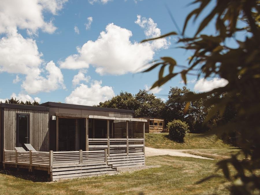 Camping Pas Cher vous présente avec son site Officiel campingpascher.fr, le Camping Village La Guyonniere classé 5 étoiles, situé sur la commune de Saint Julien Des Landes dans le département Vendée (Pays De La Loire) en France. Le camping Village La Guyonniere, vous présente un hébergement de type mobil-home de 42 m² pour 6 personnes avec climatisation et télévision. Le camping Village La Guyonniere vous propose du jeudi 04 juin au jeudi 11 juin 2026 avec un DÉPART DEMAIN pour 7 nuits à 840€. Cette location propose 19 dates différentes pour réserver votre séjour. Découvrez également les 26 autres gammes d'hébergements du camping. Les Avis clients pour le Camping Village La Guyonniere sont excellents avec une note moyenne de 8 sur 10. Lac, Parc aquatique, Piscine couverte, Piscine extérieure, Animation enfants, Animations familiales, Club enfants, Aire de jeux enfants, Court de tennis, Flipper, Piscine, Pétanque, Structure gonflable enfants, Terrain de basketball, Terrain de football, Terrain de volley-ball, Terrain multisports, Bar, Dépôt de pain, Restaurant, Snack/Bar, Épicerie,... En savoir plus : cliquez-ICI.