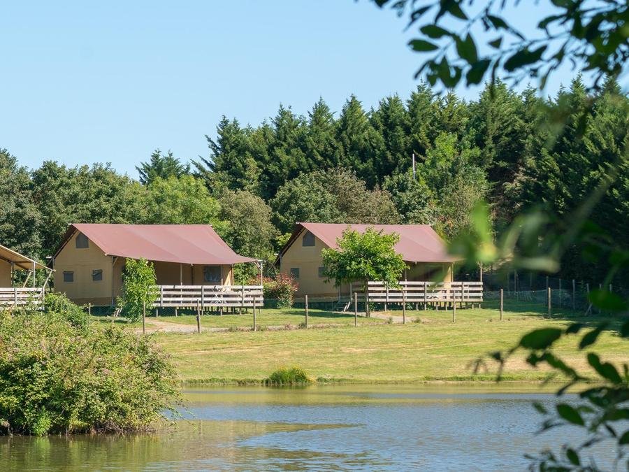 Camping Pas Cher vous présente avec son site Officiel campingpascher.fr, le Camping Village La Guyonniere classé 5 étoiles, situé sur la commune de Saint Julien Des Landes dans le département Vendée (Pays De La Loire) en France. Le camping Village La Guyonniere, vous présente un hébergement de type tente en toile et bois de 64 m² pour 8 personnes avec climatisation et télévision. Le camping Village La Guyonniere vous propose du jeudi 04 juin au jeudi 11 juin 2026 avec un DÉPART DEMAIN pour 7 nuits à 854€. Cette location propose 2 dates différentes pour réserver votre séjour. Découvrez également les 26 autres gammes d'hébergements du camping. Les Avis clients pour le Camping Village La Guyonniere sont excellents avec une note moyenne de 8 sur 10. Lac, Parc aquatique, Piscine couverte, Piscine extérieure, Animation enfants, Animations familiales, Club enfants, Aire de jeux enfants, Court de tennis, Flipper, Piscine, Pétanque, Structure gonflable enfants, Terrain de basketball, Terrain de football, Terrain de volley-ball, Terrain multisports, Bar, Dépôt de pain, Restaurant, Snack/Bar, Épicerie,... En savoir plus : cliquez-ICI.