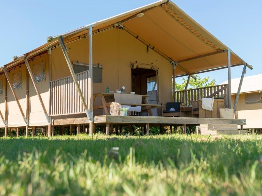 Camping Pas Cher vous présente avec son site Officiel campingpascher.fr, le Camping Village La Guyonniere classé 5 étoiles, situé sur la commune de Saint Julien Des Landes dans le département Vendée (Pays De La Loire) en France. Le camping Village La Guyonniere vous propose un hébergement de type tente en toile et bois de 35 m² pour 6 personnes avec climatisation. Cet hébergement propose plus de 5 dates différentes pour réserver ! Pour dévouvrir la période la moins chère, consultez la rubrique 'Tarifs' et sélectionnez votre mois de départ. L'établissement vous propose 26 autres types d'hébergements. Découvrez tous nos séjours à petits prix dans la commune et aux alentours de Saint Julien Des Landes du département : Vendée (Pays De La Loire). Les Avis clients pour le Camping Village La Guyonniere sont excellents avec une note moyenne de 8 sur 10. Lac, Parc aquatique, Piscine couverte, Piscine extérieure, Animation enfants, Animations familiales, Club enfants, Aire de jeux enfants, Court de tennis, Flipper, Piscine, Pétanque, Structure gonflable enfants, Terrain de basketball, Terrain de football, Terrain de volley-ball, Terrain multisports, Bar, Dépôt de pain, Restaurant, Snack/Bar, Épicerie,... En savoir plus : cliquez-ICI.