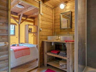 Cliquez pour découvrir toutes les photos de l'HÉBERGEMENT ! tente en toile et bois - Village De La Guyonniere photo 6