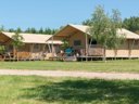 Camping Pas Cher vous présente avec son site Officiel campingpascher.fr, le Camping Village La Guyonniere classé 5 étoiles, situé sur la commune de Saint Julien Des Landes dans le département Vendée (Pays De La Loire) en France. Le camping Village La Guyonniere, vous présente un hébergement de type tente en toile et bois pour 6 personnes avec climatisation. Le camping Village La Guyonniere vous propose du dimanche 17 mai au dimanche 24 mai 2026 pour 7 nuits à 399€. Cette location propose 51 dates différentes pour réserver votre séjour. Découvrez également les 22 autres gammes d'hébergements du camping. Les Avis clients pour le Camping Village La Guyonniere sont excellents avec une note moyenne de 8 sur 10. Lac, Parc aquatique, Piscine couverte, Piscine extérieure, Animation enfants, Animations familiales, Club enfants, Aire de jeux enfants, Court de tennis, Flipper, Piscine, Pétanque, Structure gonflable enfants, Terrain de basketball, Terrain de football, Terrain de volley-ball, Terrain multisports, Bar, Dépôt de pain, Restaurant, Snack/Bar, Épicerie,... En savoir plus : cliquez-ICI.