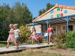 Camping Pas Cher vous présente avec son site Officiel campingpascher.fr, le Camping Village La Guyonniere classé 5 étoiles, situé sur la commune de Saint Julien Des Landes dans le département Vendée (Pays De La Loire) en France. Le camping Village La Guyonniere, vous présente un hébergement de type mobil-home de 42 m² pour 2 personnes et télévision. Le camping Village La Guyonniere vous propose du dimanche 17 mai au dimanche 24 mai 2026 pour 7 nuits à 805€. Cette location propose 54 dates différentes pour réserver votre séjour. Découvrez également les 13 autres gammes d'hébergements du camping. Les Avis clients pour le Camping Village La Guyonniere sont excellents avec une note moyenne de 8 sur 10. Parc aquatique, Piscine couverte, Piscine extérieure, Animation enfants, Animations familiales, Club enfants, Aire de jeux enfants, Court de tennis, Flipper, Piscine, Pétanque, Structure gonflable enfants, Terrain de basketball, Terrain de football, Terrain de volley-ball, Terrain multisports, Bar, Dépôt de pain, Restaurant, Snack/Bar, Épicerie,... En savoir plus : cliquez-ICI.