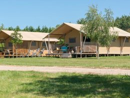 Camping Pas Cher vous présente avec son site Officiel campingpascher.fr, le Camping Village La Guyonniere classé 5 étoiles, situé sur la commune de Saint Julien Des Landes dans le département Vendée (Pays De La Loire) en France. Le camping Village La Guyonniere, vous présente un hébergement de type tente en toile et bois pour 6 personnes avec climatisation. Le camping Village La Guyonniere vous propose du dimanche 17 mai au dimanche 24 mai 2026 pour 7 nuits à 399€. Cette location propose 51 dates différentes pour réserver votre séjour. Découvrez également les 22 autres gammes d'hébergements du camping. Les Avis clients pour le Camping Village La Guyonniere sont excellents avec une note moyenne de 8 sur 10. Lac, Parc aquatique, Piscine couverte, Piscine extérieure, Animation enfants, Animations familiales, Club enfants, Aire de jeux enfants, Court de tennis, Flipper, Piscine, Pétanque, Structure gonflable enfants, Terrain de basketball, Terrain de football, Terrain de volley-ball, Terrain multisports, Bar, Dépôt de pain, Restaurant, Snack/Bar, Épicerie,... En savoir plus : cliquez-ICI.