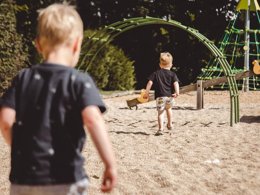 Camping Pas Cher vous présente avec son site Officiel campingpascher.fr, le Camping Village La Guyonniere classé 5 étoiles, situé sur la commune de Saint Julien Des Landes dans le département Vendée (Pays De La Loire) en France. Le camping Village La Guyonniere vous propose un hébergement de type mobil-home de 43 m². L'établissement vous propose 17 autres types d'hébergements. Découvrez tous nos séjours à petits prix dans la commune et aux alentours de Saint Julien Des Landes du département : Vendée (Pays De La Loire). Les Avis clients pour le Camping Village La Guyonniere sont excellents avec une note moyenne de 8 sur 10. Parc aquatique, Piscine couverte, Piscine extérieure, Animation enfants, Animations familiales, Club enfants, Aire de jeux enfants, Court de tennis, Flipper, Piscine, Pétanque, Structure gonflable enfants, Terrain de basketball, Terrain de football, Terrain de volley-ball, Terrain multisports, Bar, Dépôt de pain, Restaurant, Snack/Bar, Épicerie,... En savoir plus : cliquez-ICI.