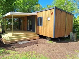 Camping Pas Cher vous présente avec son site Officiel campingpascher.fr, le Camping Domaine Du Vieux Moulin classé 3 étoiles, situé sur la commune de Saint Julien En Born dans le département Landes (Aquitaine) en France. Le camping Domaine Du Vieux Moulin vous propose un hébergement de type maison de campagne de 50 m² pour 4 personnes (télévision). L'établissement vous propose 6 autres types d'hébergements. Découvrez tous nos séjours à petits prix dans la commune et aux alentours de Saint Julien En Born du département : Landes (Aquitaine). Les Avis clients pour le Camping Domaine Du Vieux Moulin sont excellents avec une note moyenne de 8 sur 10. Piscine extérieure, Aire de jeux enfants, Canoë-kayak, Cyclisme, Ping-pong, Pétanque, Surf, Snack/Bar, Supermarché,... En savoir plus : cliquez-ICI.