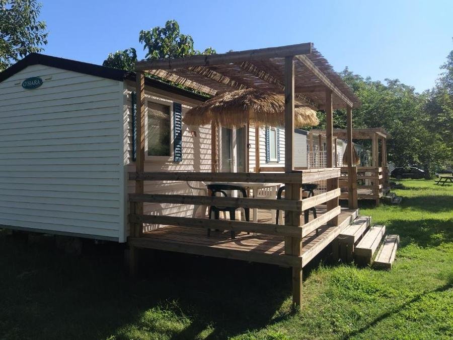 Camping Pas Cher vous présente avec son site Officiel campingpascher.fr, le Camping Mas Sud Ardèche classé 3 étoiles, situé sur la commune de Saint Just D'ardeche dans le département Ardèche (Rhône Alpes) en France. Le camping Mas Sud Ardèche, vous présente un hébergement de type mobil-home de 20 m². Le camping Mas Sud Ardèche vous propose du vendredi 05 juin au vendredi 12 juin 2026 avec un DÉPART DEMAIN pour 7 nuits à 510€. Cette location propose 98 dates différentes pour réserver votre séjour. Découvrez également les 4 autres gammes d'hébergements du camping. Les Avis clients pour le Camping Mas Sud Ardèche sont de 7 sur 10. Rivière, Piscine extérieure, Animation enfants, Animations familiales, Aire de jeux enfants, Canoë-kayak, Ping-pong, Pétanque, Randonnée, Terrain de football, Terrain de volley-ball, Tir à l’arc, Bar, Dépôt de pain, Snack/Bar, Épicerie,... En savoir plus : cliquez-ICI.