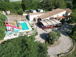 Camping Pas Cher vous présente avec son site Officiel campingpascher.fr, le Camping Mas Sud Ardèche classé 3 étoiles, situé sur la commune de Saint Just D'ardeche dans le département Ardèche (Rhône Alpes) en France. Le camping Mas Sud Ardèche vous propose un hébergement de type mobil-home pour 6 personnes avec climatisation. L'établissement vous propose 4 autres types d'hébergements. Découvrez tous nos séjours à petits prix dans la commune et aux alentours de Saint Just D'ardeche du département : Ardèche (Rhône Alpes). Les Avis clients pour le Camping Mas Sud Ardèche sont de 7 sur 10. Rivière, Piscine extérieure, Animations familiales, Aire de jeux enfants, Canoë-kayak, Ping-pong, Pétanque, Randonnée, Terrain de football, Terrain de volley-ball, Tir à l’arc, Bar, Dépôt de pain, Snack/Bar, Épicerie,... En savoir plus : cliquez-ICI.