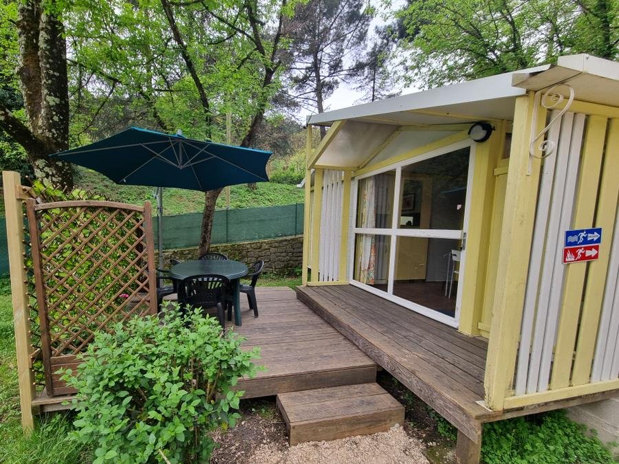 Camping Pas Cher vous présente avec son site Officiel campingpascher.fr, le Camping L'Orée Des Cévennes classé 2 étoiles, situé sur la commune de Saint Jean De Valeriscle dans le département Gard (Languedoc Roussillon) en France. Le camping L'Orée Des Cévennes vous propose un hébergement de type chalet de 25 m² pour 1 personne. Cet hébergement propose plus de 55 dates différentes pour réserver ! Pour dévouvrir la période la moins chère, consultez la rubrique 'Tarifs' et sélectionnez votre mois de départ. L'établissement vous propose 7 autres types d'hébergements. Découvrez tous nos séjours à petits prix dans la commune et aux alentours de Saint Jean De Valeriscle du département : Gard (Languedoc Roussillon). Les Avis clients pour le Camping L'Orée Des Cévennes sont excellents avec une note moyenne de 8 sur 10. Piscine extérieure, Aire de jeux enfants, Canoë-kayak, Centre équestre, Cyclisme, Ping-pong, Pétanque, Randonnée, Snack/Bar,... En savoir plus : cliquez-ICI.