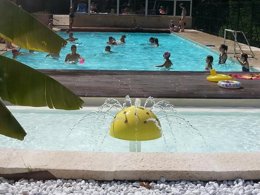 Camping Pas Cher vous présente avec son site Officiel campingpascher.fr, le Camping Les Sources classé 3 étoiles, situé sur la commune de Saint Jean Du Gard dans le département Gard (Languedoc Roussillon) en France. Le camping Les Sources, vous présente un hébergement de type chalet de 30 m² pour 2 personnes avec climatisation. Le camping Les Sources vous propose du sam. 04 juillet au sam. 11 juillet 2026, en promotion à -15% pour 7 nuits à 737,80 € au lieu de 868,0 € soit une Économie de 130,20 €. Cette location propose 51 dates différentes pour réserver votre séjour. Découvrez également les 8 autres gammes d'hébergements du camping. Les Avis clients pour le Camping Les Sources sont de 7 sur 10. Piscine chauffée, Piscine extérieure, Animations familiales, Aire de jeux enfants, Baby-foot, Cyclisme, Flipper, Ping-pong, Piscine, Pétanque, Randonnée, Bar, Dépôt de pain, Plats à emporter, Restaurant, Snack/Bar, Épicerie,... En savoir plus : cliquez-ICI.