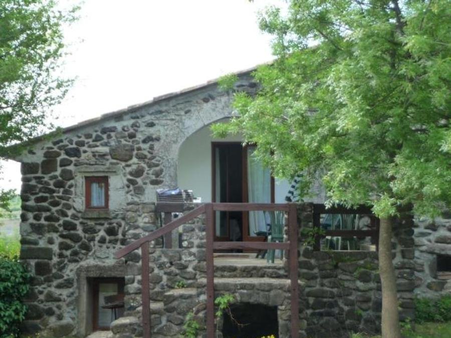 Camping Pas Cher vous présente avec son site Officiel campingpascher.fr, le Camping Les Arches classé 4 étoiles, situé sur la commune de Saint Jean Le Centenier dans le département Ardèche (Rhône Alpes) en France. Le camping Les Arches, vous présente un hébergement de type lodge de 35 m² et télévision. Le camping Les Arches vous propose du dimanche 27 septembre au dimanche 04 octobre 2026 pour 7 nuits à 414€. Cette location propose 112 dates différentes pour réserver votre séjour. Découvrez également les 16 autres gammes d'hébergements du camping. Les Avis clients pour le Camping Les Arches sont excellents avec une note moyenne de 8 sur 10. Rivière, Piscine chauffée, Piscine extérieure, Animation enfants, Animations familiales, Club enfants, Aire de jeux enfants, Baby-foot, Canoë-kayak, Centre équestre, Cyclisme, Parcours sportif, Ping-pong, Pétanque, Randonnée, Terrain de football, Terrain de volley-ball, Bar, Dépôt de pain, Pizzeria, Plats à emporter, Snack/Bar,... En savoir plus : cliquez-ICI.