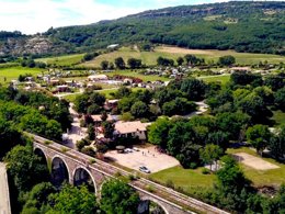 Camping Pas Cher vous présente avec son site Officiel campingpascher.fr, le Camping Les Arches classé 4 étoiles, situé sur la commune de Saint Jean Le Centenier dans le département Ardèche (Rhône Alpes) en France. Le camping Les Arches, vous présente un hébergement de type chalet de 32 m² pour 5 personnes. Le camping Les Arches vous propose du dimanche 15 mars au dimanche 22 mars 2026 pour 7 nuits à 505€. Cette location propose 221 dates différentes pour réserver votre séjour. Découvrez également les 16 autres gammes d'hébergements du camping. Les Avis clients pour le Camping Les Arches sont excellents avec une note moyenne de 8 sur 10. Rivière, Piscine chauffée, Piscine extérieure, Animation enfants, Animations familiales, Club enfants, Aire de jeux enfants, Baby-foot, Canoë-kayak, Centre équestre, Cyclisme, Parcours sportif, Ping-pong, Pétanque, Randonnée, Terrain de football, Terrain de volley-ball, Bar, Dépôt de pain, Pizzeria, Plats à emporter, Snack/Bar,... En savoir plus : cliquez-ICI.
