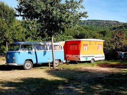 Camping Pas Cher vous présente avec son site Officiel campingpascher.fr, le Camping Les Arches classé 4 étoiles, situé sur la commune de Saint Jean Le Centenier dans le département Ardèche (Rhône Alpes) en France. Le camping Les Arches, vous présente un hébergement de type chalet de 35 m² pour 7 personnes. Le camping Les Arches vous propose du mercredi 15 avril au mercredi 22 avril 2026 pour 7 nuits à 505€. Cette location propose 188 dates différentes pour réserver votre séjour. Découvrez également les 16 autres gammes d'hébergements du camping. Les Avis clients pour le Camping Les Arches sont excellents avec une note moyenne de 8 sur 10. Rivière, Piscine chauffée, Piscine extérieure, Animation enfants, Animations familiales, Club enfants, Aire de jeux enfants, Baby-foot, Canoë-kayak, Centre équestre, Cyclisme, Parcours sportif, Ping-pong, Pétanque, Randonnée, Terrain de football, Terrain de volley-ball, Bar, Dépôt de pain, Pizzeria, Plats à emporter, Snack/Bar,... En savoir plus : cliquez-ICI.