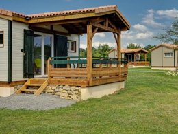 Camping Pas Cher vous présente avec son site Officiel campingpascher.fr, le Camping Les Arches classé 4 étoiles, situé sur la commune de Saint Jean Le Centenier dans le département Ardèche (Rhône Alpes) en France. Le camping Les Arches, vous présente un hébergement de type chalet de 24 m². Le camping Les Arches vous propose du sam. 28 février au sam. 07 mars 2026 pour 7 nuits à 458€. Cette location propose 10 dates différentes pour réserver votre séjour. Découvrez également les 16 autres gammes d'hébergements du camping. Les Avis clients pour le Camping Les Arches sont excellents avec une note moyenne de 8 sur 10. Rivière, Piscine chauffée, Piscine extérieure, Animation enfants, Animations familiales, Club enfants, Aire de jeux enfants, Baby-foot, Canoë-kayak, Centre équestre, Cyclisme, Parcours sportif, Ping-pong, Pétanque, Randonnée, Terrain de football, Terrain de volley-ball, Bar, Dépôt de pain, Pizzeria, Plats à emporter, Snack/Bar,... En savoir plus : cliquez-ICI.