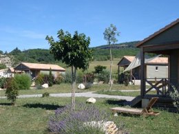 Camping Pas Cher vous présente avec son site Officiel campingpascher.fr, le Camping Les Arches classé 4 étoiles, situé sur la commune de Saint Jean Le Centenier dans le département Ardèche (Rhône Alpes) en France. Le camping Les Arches, vous présente un hébergement de type chalet de 28 m² pour 5 personnes. Le camping Les Arches vous propose du dimanche 19 avril au dimanche 26 avril 2026 pour 7 nuits à 464€. Cette location propose 296 dates différentes pour réserver votre séjour. Découvrez également les 16 autres gammes d'hébergements du camping. Les Avis clients pour le Camping Les Arches sont excellents avec une note moyenne de 8 sur 10. Rivière, Piscine chauffée, Piscine extérieure, Animation enfants, Animations familiales, Club enfants, Aire de jeux enfants, Baby-foot, Canoë-kayak, Centre équestre, Cyclisme, Parcours sportif, Ping-pong, Pétanque, Randonnée, Terrain de football, Terrain de volley-ball, Bar, Dépôt de pain, Pizzeria, Plats à emporter, Snack/Bar,... En savoir plus : cliquez-ICI.