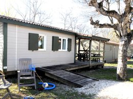 Camping Pas Cher vous présente avec son site Officiel campingpascher.fr, le Camping Les Arches classé 4 étoiles, situé sur la commune de Saint Jean Le Centenier dans le département Ardèche (Rhône Alpes) en France. Le camping Les Arches, vous présente un hébergement de type chalet de 34 m² pour 7 personnes. Le camping Les Arches vous propose du dimanche 15 mars au dimanche 22 mars 2026 pour 7 nuits à 461€. Cette location propose 218 dates différentes pour réserver votre séjour. Découvrez également les 16 autres gammes d'hébergements du camping. Les Avis clients pour le Camping Les Arches sont excellents avec une note moyenne de 8 sur 10. Rivière, Piscine chauffée, Piscine extérieure, Animation enfants, Animations familiales, Club enfants, Aire de jeux enfants, Baby-foot, Canoë-kayak, Centre équestre, Cyclisme, Parcours sportif, Ping-pong, Pétanque, Randonnée, Terrain de football, Terrain de volley-ball, Bar, Dépôt de pain, Pizzeria, Plats à emporter, Snack/Bar,... En savoir plus : cliquez-ICI.