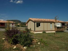 Camping Pas Cher vous présente avec son site Officiel campingpascher.fr, le Camping Les Arches classé 4 étoiles, situé sur la commune de Saint Jean Le Centenier dans le département Ardèche (Rhône Alpes) en France. Le camping Les Arches, vous présente un hébergement de type chalet de 35 m² pour 7 personnes. Le camping Les Arches vous propose du mercredi 15 avril au mercredi 22 avril 2026 pour 7 nuits à 505€. Cette location propose 188 dates différentes pour réserver votre séjour. Découvrez également les 16 autres gammes d'hébergements du camping. Les Avis clients pour le Camping Les Arches sont excellents avec une note moyenne de 8 sur 10. Rivière, Piscine chauffée, Piscine extérieure, Animation enfants, Animations familiales, Club enfants, Aire de jeux enfants, Baby-foot, Canoë-kayak, Centre équestre, Cyclisme, Parcours sportif, Ping-pong, Pétanque, Randonnée, Terrain de football, Terrain de volley-ball, Bar, Dépôt de pain, Pizzeria, Plats à emporter, Snack/Bar,... En savoir plus : cliquez-ICI.