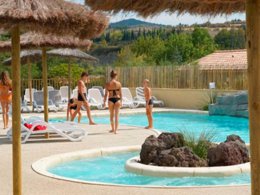 Camping Pas Cher vous présente avec son site Officiel campingpascher.fr, le Camping Les Arches classé 4 étoiles, situé sur la commune de Saint Jean Le Centenier dans le département Ardèche (Rhône Alpes) en France. Le camping Les Arches, vous présente un hébergement de type chalet de 28 m² pour 5 personnes. Le camping Les Arches vous propose du dimanche 19 avril au dimanche 26 avril 2026 pour 7 nuits à 464€. Cette location propose 296 dates différentes pour réserver votre séjour. Découvrez également les 16 autres gammes d'hébergements du camping. Les Avis clients pour le Camping Les Arches sont excellents avec une note moyenne de 8 sur 10. Rivière, Piscine chauffée, Piscine extérieure, Animation enfants, Animations familiales, Club enfants, Aire de jeux enfants, Baby-foot, Canoë-kayak, Centre équestre, Cyclisme, Parcours sportif, Ping-pong, Pétanque, Randonnée, Terrain de football, Terrain de volley-ball, Bar, Dépôt de pain, Pizzeria, Plats à emporter, Snack/Bar,... En savoir plus : cliquez-ICI.