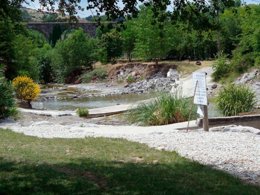 Camping Pas Cher vous présente avec son site Officiel campingpascher.fr, le Camping Les Arches classé 4 étoiles, situé sur la commune de Saint Jean Le Centenier dans le département Ardèche (Rhône Alpes) en France. Le camping Les Arches, vous présente un hébergement de type chalet de 24 m². Le camping Les Arches vous propose du sam. 28 février au sam. 07 mars 2026 pour 7 nuits à 458€. Cette location propose 10 dates différentes pour réserver votre séjour. Découvrez également les 16 autres gammes d'hébergements du camping. Les Avis clients pour le Camping Les Arches sont excellents avec une note moyenne de 8 sur 10. Rivière, Piscine chauffée, Piscine extérieure, Animation enfants, Animations familiales, Club enfants, Aire de jeux enfants, Baby-foot, Canoë-kayak, Centre équestre, Cyclisme, Parcours sportif, Ping-pong, Pétanque, Randonnée, Terrain de football, Terrain de volley-ball, Bar, Dépôt de pain, Pizzeria, Plats à emporter, Snack/Bar,... En savoir plus : cliquez-ICI.