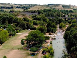 Camping Pas Cher vous présente avec son site Officiel campingpascher.fr, le Camping Les Arches classé 4 étoiles, situé sur la commune de Saint Jean Le Centenier dans le département Ardèche (Rhône Alpes) en France. Le camping Les Arches, vous présente un hébergement de type chalet pour 4 personnes. Le camping Les Arches vous propose du dimanche 15 mars au dimanche 22 mars 2026 pour 7 nuits à 414€. Cette location propose 222 dates différentes pour réserver votre séjour. Découvrez également les 16 autres gammes d'hébergements du camping. Les Avis clients pour le Camping Les Arches sont excellents avec une note moyenne de 8 sur 10. Rivière, Piscine chauffée, Piscine extérieure, Animation enfants, Animations familiales, Club enfants, Aire de jeux enfants, Baby-foot, Canoë-kayak, Centre équestre, Cyclisme, Parcours sportif, Ping-pong, Pétanque, Randonnée, Terrain de football, Terrain de volley-ball, Bar, Dépôt de pain, Pizzeria, Plats à emporter, Snack/Bar,... En savoir plus : cliquez-ICI.