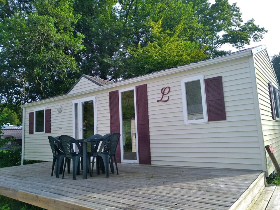 Camping Pas Cher vous présente avec son site Officiel campingpascher.fr, le Camping Le Lizot classé 3 étoiles, situé sur la commune de Saint Mande Sur Bredoire dans le département Charente-maritime (Poitou Charentes) en France. Le camping Le Lizot vous propose un hébergement de type mobil-home de 35 m² pour 6 personnes. L'établissement vous propose 6 autres types d'hébergements. Découvrez tous nos séjours à petits prix dans la commune et aux alentours de Saint Mande Sur Bredoire du département : Charente-maritime (Poitou Charentes). Les Avis clients pour le Camping Le Lizot sont excellents avec une note moyenne de 8 sur 10. Piscine extérieure, Animations familiales, Aire de jeux enfants, Canoë-kayak, Cyclisme, Ping-pong, Pétanque, Randonnée, Terrain de football, Bar, Dépôt de pain, Restaurant, Supermarché,... En savoir plus : cliquez-ICI.