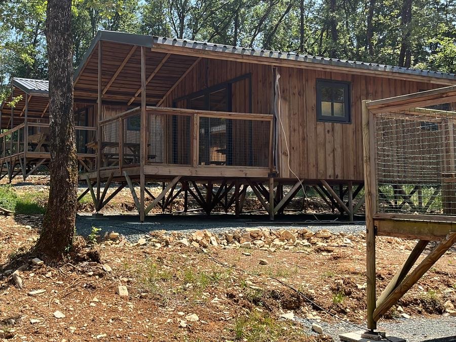 Camping Pas Cher vous présente avec son site Officiel campingpascher.fr, le Camping Le Lizot classé 3 étoiles, situé sur la commune de Saint Mande Sur Bredoire dans le département Charente-maritime (Poitou Charentes) en France. Le camping Le Lizot, vous présente un hébergement de type chalet pour 5 personnes et télévision. Le camping Le Lizot vous propose du lundi 31 août au lundi 07 septembre 2026 pour 7 nuits à 450€. Cette location propose 157 dates différentes pour réserver votre séjour. Découvrez également les 10 autres gammes d'hébergements du camping. Les Avis clients pour le Camping Le Lizot sont excellents avec une note moyenne de 8 sur 10. Piscine extérieure, Animations familiales, Aire de jeux enfants, Canoë-kayak, Cyclisme, Ping-pong, Pétanque, Randonnée, Terrain de football, Bar, Dépôt de pain, Restaurant, Supermarché,... En savoir plus : cliquez-ICI.
