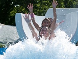 Camping Pas Cher vous présente avec son site Officiel campingpascher.fr, le Camping Le Lizot classé 3 étoiles, situé sur la commune de Saint Mande Sur Bredoire dans le département Charente-maritime (Poitou Charentes) en France. Le camping Le Lizot vous propose un hébergement de type mobil-home de 38 m² pour 6 personnes. L'établissement vous propose 7 autres types d'hébergements. Découvrez tous nos séjours à petits prix dans la commune et aux alentours de Saint Mande Sur Bredoire du département : Charente-maritime (Poitou Charentes). Les Avis clients pour le Camping Le Lizot sont excellents avec une note moyenne de 8 sur 10. Piscine extérieure, Animations familiales, Aire de jeux enfants, Canoë-kayak, Cyclisme, Ping-pong, Pétanque, Randonnée, Terrain de football, Bar, Dépôt de pain, Restaurant, Supermarché,... En savoir plus : cliquez-ICI.