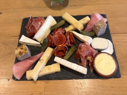 Camping Pas Cher vous présente avec son site Officiel campingpascher.fr, le Camping Le Lizot classé 3 étoiles, situé sur la commune de Saint Mande Sur Bredoire dans le département Charente-maritime (Poitou Charentes) en France. Le camping Le Lizot vous propose un hébergement de type mobil-home de 38 m² pour 6 personnes. L'établissement vous propose 7 autres types d'hébergements. Découvrez tous nos séjours à petits prix dans la commune et aux alentours de Saint Mande Sur Bredoire du département : Charente-maritime (Poitou Charentes). Les Avis clients pour le Camping Le Lizot sont excellents avec une note moyenne de 8 sur 10. Piscine extérieure, Animations familiales, Aire de jeux enfants, Canoë-kayak, Cyclisme, Ping-pong, Pétanque, Randonnée, Terrain de football, Bar, Dépôt de pain, Restaurant, Supermarché,... En savoir plus : cliquez-ICI.