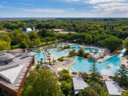 Camping Pas Cher vous présente avec son site Officiel campingpascher.fr, le Camping Sequoia Parc classé 5 étoiles, situé sur la commune de Saint Just Luzac dans le département Charente-maritime (Poitou Charentes) en France. Le camping Sequoia Parc vous propose un hébergement de type mobil-home de 31 m² pour 4 personnes avec climatisation (télévision). L'établissement vous propose 2 autres types d'hébergements. Découvrez tous nos séjours à petits prix dans la commune et aux alentours de Saint Just Luzac du département : Charente-maritime (Poitou Charentes). Piscine couverte, Piscine extérieure, Club enfants, Aire de jeux enfants, Baby-foot, Canoë-kayak, Centre équestre, Court de tennis, Golf, Ping-pong, Piscine, Pétanque, Salle de fitness, Salle de jeux vidéo, Terrain multisports, Bar, Pizzeria, Plats à emporter, Snack/Bar, Épicerie,... En savoir plus : cliquez-ICI.