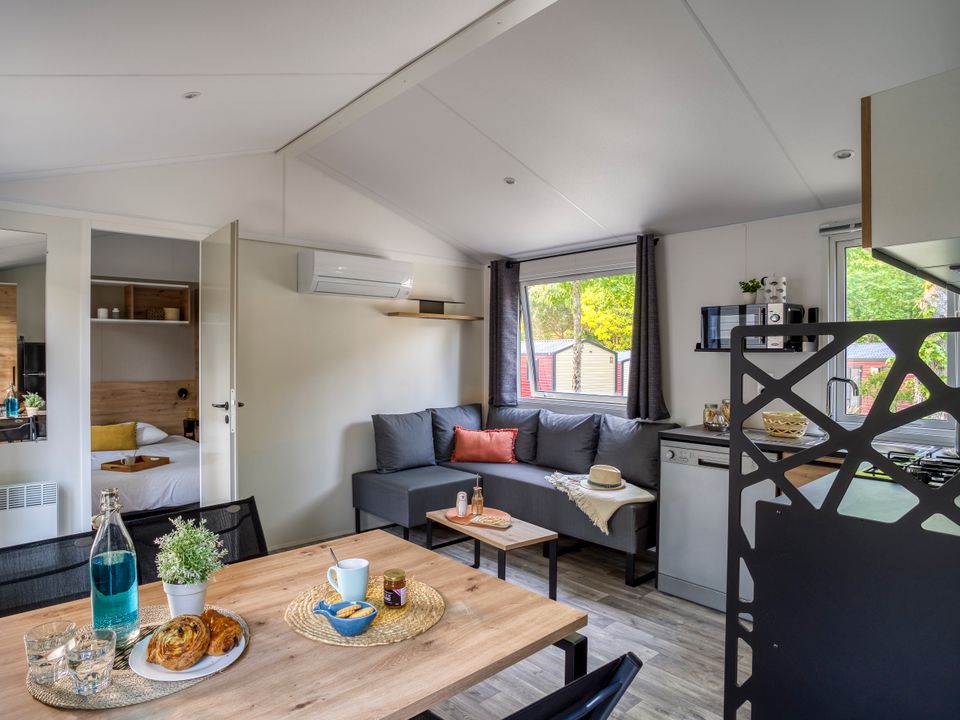 Camping Pas Cher vous présente avec son site Officiel campingpascher.fr, le Camping Sequoia Parc classé 5 étoiles, situé sur la commune de Saint Just Luzac dans le département Charente-maritime (Poitou Charentes) en France. Le camping Sequoia Parc vous propose un hébergement de type mobil-home pour 6 personnes avec climatisation (télévision). L'établissement vous propose un autre type d'hébergement. Découvrez tous nos séjours à petits prix dans la commune et aux alentours de Saint Just Luzac du département : Charente-maritime (Poitou Charentes). Piscine couverte, Piscine extérieure, Club enfants, Aire de jeux enfants, Baby-foot, Canoë-kayak, Centre équestre, Court de tennis, Golf, Ping-pong, Piscine, Pétanque, Salle de fitness, Salle de jeux vidéo, Terrain multisports, Bar, Pizzeria, Plats à emporter, Snack/Bar, Épicerie,... En savoir plus : cliquez-ICI.