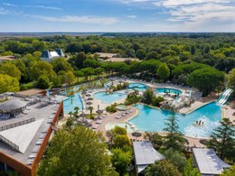 Camping Pas Cher vous présente avec son site Officiel campingpascher.fr, le Camping Sequoia Parc classé 5 étoiles, situé sur la commune de Saint Just Luzac dans le département Charente-maritime (Poitou Charentes) en France. Le camping Sequoia Parc vous propose un hébergement de type mobil-home de 31 m² pour 4 personnes avec climatisation (télévision). L'établissement vous propose 2 autres types d'hébergements. Découvrez tous nos séjours à petits prix dans la commune et aux alentours de Saint Just Luzac du département : Charente-maritime (Poitou Charentes). Piscine couverte, Piscine extérieure, Club enfants, Aire de jeux enfants, Baby-foot, Canoë-kayak, Centre équestre, Court de tennis, Golf, Ping-pong, Piscine, Pétanque, Salle de fitness, Salle de jeux vidéo, Terrain multisports, Bar, Pizzeria, Plats à emporter, Snack/Bar, Épicerie,... En savoir plus : cliquez-ICI.