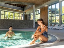 Camping Pas Cher vous présente avec son site Officiel campingpascher.fr, le Camping Sequoia Parc classé 5 étoiles, situé sur la commune de Saint Just Luzac dans le département Charente-maritime (Poitou Charentes) en France. Le camping Sequoia Parc vous propose un hébergement de type mobil-home pour 6 personnes avec climatisation (télévision). L'établissement vous propose un autre type d'hébergement. Découvrez tous nos séjours à petits prix dans la commune et aux alentours de Saint Just Luzac du département : Charente-maritime (Poitou Charentes). Piscine couverte, Piscine extérieure, Club enfants, Aire de jeux enfants, Baby-foot, Canoë-kayak, Centre équestre, Court de tennis, Golf, Ping-pong, Piscine, Pétanque, Salle de fitness, Salle de jeux vidéo, Terrain multisports, Bar, Pizzeria, Plats à emporter, Snack/Bar, Épicerie,... En savoir plus : cliquez-ICI.