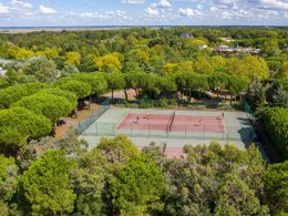 Camping Pas Cher vous présente avec son site Officiel campingpascher.fr, le Camping Sequoia Parc classé 5 étoiles, situé sur la commune de Saint Just Luzac dans le département Charente-maritime (Poitou Charentes) en France. Le camping Sequoia Parc vous propose un hébergement de type mobil-home de 31 m² pour 4 personnes avec climatisation (télévision). L'établissement vous propose 2 autres types d'hébergements. Découvrez tous nos séjours à petits prix dans la commune et aux alentours de Saint Just Luzac du département : Charente-maritime (Poitou Charentes). Piscine couverte, Piscine extérieure, Club enfants, Aire de jeux enfants, Baby-foot, Canoë-kayak, Centre équestre, Court de tennis, Golf, Ping-pong, Piscine, Pétanque, Salle de fitness, Salle de jeux vidéo, Terrain multisports, Bar, Pizzeria, Plats à emporter, Snack/Bar, Épicerie,... En savoir plus : cliquez-ICI.