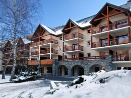 Camping Pas Cher vous présente avec son site Officiel campingpascher.fr, la Résidence Odalys Essentielle Le Soleil D'Aure classé 3 étoiles, située sur la commune de Saint Lary Soulan dans le département Hautes-pyrénées (Midi Pyrénées) en France. La résidence Odalys Essentielle Le Soleil D'Aure vous propose un hébergement de type appartement de 51 m² (télévision). L'établissement vous propose 5 autres types d'hébergements. Découvrez tous nos séjours à petits prix dans la commune et aux alentours de Saint Lary Soulan du département : Hautes-pyrénées (Midi Pyrénées). Les Avis clients pour la Résidence Odalys Essentielle Le Soleil D'Aure sont excellents avec une note moyenne de 8 sur 10. Piscine extérieure, Baby-foot, Flipper, Piscine, Salle de jeux vidéo,... En savoir plus : cliquez-ICI.