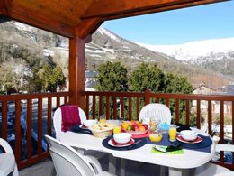 Camping Pas Cher vous présente avec son site Officiel campingpascher.fr, la Résidence Odalys Essentielle Le Soleil D'Aure classé 3 étoiles, située sur la commune de Saint Lary Soulan dans le département Hautes-pyrénées (Midi Pyrénées) en France. La résidence Odalys Essentielle Le Soleil D'Aure, vous présente un hébergement de type appartement de 30 m² et télévision. La résidence Odalys Essentielle Le Soleil D'Aure vous propose du sam. 28 mars au sam. 04 avril 2026 pour 7 nuits à 339€. Cette location propose 22 dates différentes pour réserver votre séjour. Découvrez également les 5 autres gammes d'hébergements de la résidence. Les Avis clients pour la Résidence Odalys Essentielle Le Soleil D'Aure sont excellents avec une note moyenne de 8 sur 10. Piscine extérieure, Baby-foot, Flipper, Piscine, Salle de jeux vidéo,... En savoir plus : cliquez-ICI.