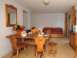 Camping Pas Cher vous présente avec son site Officiel campingpascher.fr, la Résidence Odalys Essentielle Le Soleil D'Aure classé 3 étoiles, située sur la commune de Saint Lary Soulan dans le département Hautes-pyrénées (Midi Pyrénées) en France. La résidence Odalys Essentielle Le Soleil D'Aure, vous présente un hébergement de type appartement de 51 m² et télévision. La résidence Odalys Essentielle Le Soleil D'Aure vous propose du sam. 28 mars au sam. 04 avril 2026 pour 7 nuits à 599€. Cette location propose 14 dates différentes pour réserver votre séjour. Découvrez également les 5 autres gammes d'hébergements de la résidence. Les Avis clients pour la Résidence Odalys Essentielle Le Soleil D'Aure sont excellents avec une note moyenne de 8 sur 10. Piscine extérieure, Baby-foot, Flipper, Piscine, Salle de jeux vidéo,... En savoir plus : cliquez-ICI.