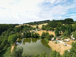 Camping Pas Cher vous présente avec son site Officiel campingpascher.fr, le Camping La Fougeraie classé 3 étoiles, situé sur la commune de Saint Léger De Fougeret dans le département Nièvre (Bourgogne) en France. Le camping La Fougeraie vous propose un hébergement de type tente. Cet hébergement propose plus de 50 dates différentes pour réserver ! Pour dévouvrir la période la moins chère, consultez la rubrique 'Tarifs' et sélectionnez votre mois de départ. L'établissement vous propose 16 autres types d'hébergements. Découvrez tous nos séjours à petits prix dans la commune et aux alentours de Saint Léger De Fougeret du département : Nièvre (Bourgogne). Les Avis clients pour le Camping La Fougeraie sont excellents avec une note moyenne de 8 sur 10. Piscine chauffée, Piscine extérieure, Aire de jeux enfants, Cyclisme, Golf, Ping-pong, Pétanque, Randonnée, Structure gonflable enfants, Terrain de football, Bar, Dépôt de pain, Pizzeria, Plats à emporter, Épicerie,... En savoir plus : cliquez-ICI.