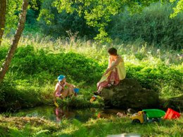 Camping Pas Cher vous présente avec son site Officiel campingpascher.fr, le Camping La Fougeraie classé 3 étoiles, situé sur la commune de Saint Léger De Fougeret dans le département Nièvre (Bourgogne) en France. Le camping La Fougeraie vous propose un hébergement de type tente. L'établissement vous propose 11 autres types d'hébergements. Découvrez tous nos séjours à petits prix dans la commune et aux alentours de Saint Léger De Fougeret du département : Nièvre (Bourgogne). Les Avis clients pour le Camping La Fougeraie sont excellents avec une note moyenne de 8 sur 10. Piscine chauffée, Piscine extérieure, Aire de jeux enfants, Cyclisme, Golf, Ping-pong, Pétanque, Randonnée, Structure gonflable enfants, Terrain de football, Bar, Dépôt de pain, Pizzeria, Plats à emporter, Épicerie,... En savoir plus : cliquez-ICI.