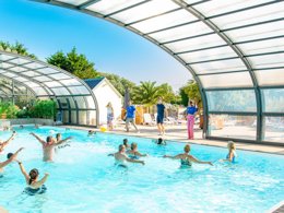 Camping Pas Cher vous présente avec son site Officiel campingpascher.fr, le Camping Les Carolins classé 3 étoiles, situé sur la commune de Saint Lo D'ourville dans le département Manche (Basse Normandie) en France. Le camping Les Carolins vous propose un hébergement de type tente de 16 m². L'établissement vous propose 12 autres types d'hébergements. Découvrez tous nos séjours à petits prix dans la commune et aux alentours de Saint Lo D'ourville du département : Manche (Basse Normandie). Les Avis clients pour le Camping Les Carolins sont excellents avec une note moyenne de 9 sur 10. Piscine chauffée, Piscine couverte, Club ados, Aire de jeux enfants, Baby-foot, Ping-pong, Pétanque, Bar, Snack/Bar, Épicerie,... En savoir plus : cliquez-ICI.