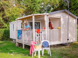 Camping Pas Cher vous présente avec son site Officiel campingpascher.fr, le Camping Les Carolins classé 4 étoiles, situé sur la commune de Saint Lo D'ourville dans le département Manche (Basse Normandie) en France. Le camping Les Carolins, vous présente un hébergement de type mobil-home et télévision. Le camping Les Carolins vous propose du mercredi 01 avril au mercredi 08 avril 2026 pour 7 nuits à 341€. Cette location propose 153 dates différentes pour réserver votre séjour. Découvrez également les 14 autres gammes d'hébergements du camping. Les Avis clients pour le Camping Les Carolins sont de 7 sur 10. Piscine chauffée, Piscine couverte, Animation ados, Animation enfants, Animations familiales, Club ados, Aire de jeux enfants, Baby-foot, Ping-pong, Pétanque, Bar, Snack/Bar, Épicerie,... En savoir plus : cliquez-ICI.