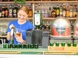 Camping Pas Cher vous présente avec son site Officiel campingpascher.fr, le Camping Les Carolins classé 4 étoiles, situé sur la commune de Saint Lo D'ourville dans le département Manche (Basse Normandie) en France. Le camping Les Carolins, vous présente un hébergement de type mobil-home et télévision. Le camping Les Carolins vous propose du mercredi 01 avril au mercredi 08 avril 2026 pour 7 nuits à 341€. Cette location propose 153 dates différentes pour réserver votre séjour. Découvrez également les 14 autres gammes d'hébergements du camping. Les Avis clients pour le Camping Les Carolins sont de 7 sur 10. Piscine chauffée, Piscine couverte, Animation ados, Animation enfants, Animations familiales, Club ados, Aire de jeux enfants, Baby-foot, Ping-pong, Pétanque, Bar, Snack/Bar, Épicerie,... En savoir plus : cliquez-ICI.