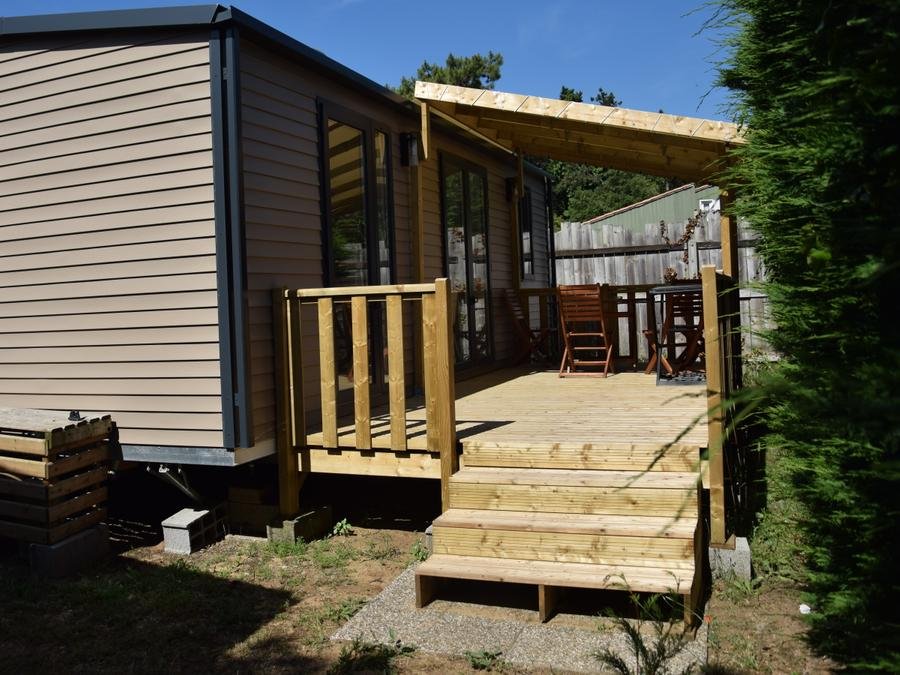 Camping Pas Cher vous présente avec son site Officiel campingpascher.fr, le Camping Les Maraises classé 3 étoiles, situé sur la commune de Saint Martin De Ré dans le département Charente-maritime (Poitou Charentes) en France. Le camping Les Maraises, vous présente un hébergement de type mobil-home de 27 m² avec climatisation et télévision. Le camping Les Maraises vous propose du mardi 08 septembre au mardi 15 septembre 2026 pour 7 nuits à 450€. Cette location propose 50 dates différentes pour réserver votre séjour. Découvrez également les 10 autres gammes d'hébergements du camping. Les Avis clients pour le Camping Les Maraises sont excellents avec une note moyenne de 8 sur 10. Piscine chauffée, Piscine extérieure, Animations familiales, Club enfants, Aire de jeux enfants, Centre équestre, Court de tennis, Cyclisme, Golf, Ping-pong, Pétanque, Salle de jeux vidéo, Sports nautiques, Terrain de football, Terrain multisports, Bar, Dépôt de pain, Snack/Bar,... En savoir plus : cliquez-ICI.