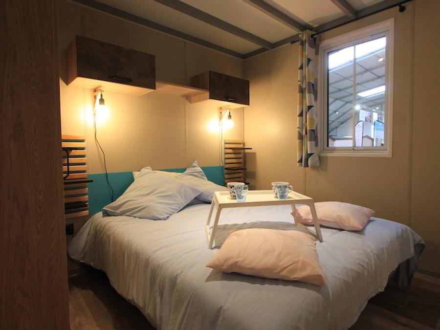 Camping Pas Cher vous présente avec son site Officiel campingpascher.fr, le Camping Flower La Rivière classé 3 étoiles, situé sur la commune de Saint Maime dans le département Alpes-de-haute-provence (Provence Alpes Côte D'azur) en France. Le camping Flower La Rivière, vous présente un hébergement de type chalet de 70 m² avec climatisation et télévision. Le camping Flower La Rivière vous propose du sam. 05 septembre au sam. 12 septembre 2026 pour 7 nuits à 1183€. Cette location propose 39 dates différentes pour réserver votre séjour. Découvrez également les 22 autres gammes d'hébergements du camping. Les Avis clients pour le Camping Flower La Rivière sont de 7 sur 10. LacÉtang, Piscine extérieure, Animation ados, Animation enfants, Animations familiales, Aire de jeux enfants, Centre équestre, Court de tennis, Golf, Ping-pong, Plongée, Pétanque, Randonnée, Salle de fitness, Terrain de football, Terrain multisports, Bar, Boulangerie, Bureau de tabac, Dépôt de pain, Pizzeria, Plats à emporter, Snack/Bar, Supermarché, Épicerie,... En savoir plus : cliquez-ICI.