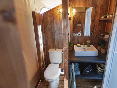 Cliquez pour découvrir toutes les photos de l'HÉBERGEMENT ! tente en toile et bois - Flower La Rivière photo 5