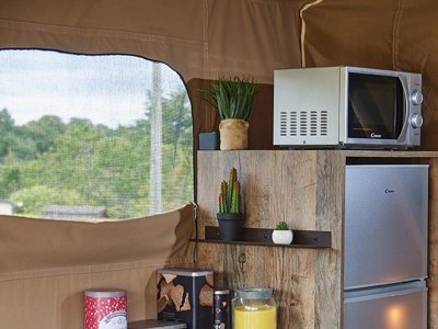 Cliquez pour découvrir toutes les photos de l'HÉBERGEMENT ! tente en toile et bois - Flower La Rivière photo 6