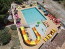 Camping Pas Cher vous présente avec son site Officiel campingpascher.fr, le Camping Flower La Rivière classé 3 étoiles, situé sur la commune de Saint Maime dans le département Alpes-de-haute-provence (Provence Alpes Côte D'azur) en France. Le camping Flower La Rivière vous propose un hébergement de type tente. L'établissement vous propose 23 autres types d'hébergements. Découvrez tous nos séjours à petits prix dans la commune et aux alentours de Saint Maime du département : Alpes-de-haute-provence (Provence Alpes Côte D'azur). Les Avis clients pour le Camping Flower La Rivière sont excellents avec une note moyenne de 8 sur 10. LacÉtang, Piscine extérieure, Animation ados, Animation enfants, Animations familiales, Aire de jeux enfants, Centre équestre, Court de tennis, Golf, Ping-pong, Plongée, Pétanque, Randonnée, Salle de fitness, Terrain de football, Terrain multisports, Bar, Boulangerie, Bureau de tabac, Dépôt de pain, Pizzeria, Plats à emporter, Snack/Bar, Supermarché, Épicerie,... En savoir plus : cliquez-ICI.