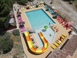 Camping Pas Cher vous présente avec son site Officiel campingpascher.fr, le Camping Flower La Rivière classé 3 étoiles, situé sur la commune de Saint Maime dans le département Alpes-de-haute-provence (Provence Alpes Côte D'azur) en France. Le camping Flower La Rivière vous propose un hébergement de type tente. L'établissement vous propose 23 autres types d'hébergements. Découvrez tous nos séjours à petits prix dans la commune et aux alentours de Saint Maime du département : Alpes-de-haute-provence (Provence Alpes Côte D'azur). Les Avis clients pour le Camping Flower La Rivière sont excellents avec une note moyenne de 8 sur 10. LacÉtang, Piscine extérieure, Animation ados, Animation enfants, Animations familiales, Aire de jeux enfants, Centre équestre, Court de tennis, Golf, Ping-pong, Plongée, Pétanque, Randonnée, Salle de fitness, Terrain de football, Terrain multisports, Bar, Boulangerie, Bureau de tabac, Dépôt de pain, Pizzeria, Plats à emporter, Snack/Bar, Supermarché, Épicerie,... En savoir plus : cliquez-ICI.