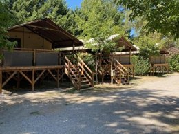 Camping Pas Cher vous présente avec son site Officiel campingpascher.fr, le Camping Flower La Rivière classé 3 étoiles, situé sur la commune de Saint Maime dans le département Alpes-de-haute-provence (Provence Alpes Côte D'azur) en France. Le camping Flower La Rivière, vous présente un hébergement de type tente en toile et bois de 46 m² pour 1 personne. Le camping Flower La Rivière vous propose du jeudi 30 avril au jeudi 07 mai 2026 pour 7 nuits à 357€. Cette location propose 127 dates différentes pour réserver votre séjour. Découvrez également les 15 autres gammes d'hébergements du camping. Les Avis clients pour le Camping Flower La Rivière sont de 7 sur 10. LacÉtang, Piscine extérieure, Animation ados, Animation enfants, Animations familiales, Aire de jeux enfants, Centre équestre, Court de tennis, Golf, Ping-pong, Plongée, Pétanque, Randonnée, Salle de fitness, Terrain de football, Terrain multisports, Bar, Boulangerie, Bureau de tabac, Dépôt de pain, Pizzeria, Plats à emporter, Snack/Bar, Supermarché, Épicerie,... En savoir plus : cliquez-ICI.