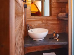 Camping Pas Cher vous présente avec son site Officiel campingpascher.fr, le Camping Flower La Rivière classé 3 étoiles, situé sur la commune de Saint Maime dans le département Alpes-de-haute-provence (Provence Alpes Côte D'azur) en France. Le camping Flower La Rivière, vous présente un hébergement de type tente en toile et bois de 21 m². Le camping Flower La Rivière vous propose du sam. 10 octobre au sam. 17 octobre 2026 pour 7 nuits à 259€. Cette location propose 50 dates différentes pour réserver votre séjour. Découvrez également les 15 autres gammes d'hébergements du camping. Les Avis clients pour le Camping Flower La Rivière sont de 7 sur 10. LacÉtang, Piscine extérieure, Animation ados, Animation enfants, Animations familiales, Aire de jeux enfants, Centre équestre, Court de tennis, Golf, Ping-pong, Plongée, Pétanque, Randonnée, Salle de fitness, Terrain de football, Terrain multisports, Bar, Boulangerie, Bureau de tabac, Dépôt de pain, Pizzeria, Plats à emporter, Snack/Bar, Supermarché, Épicerie,... En savoir plus : cliquez-ICI.